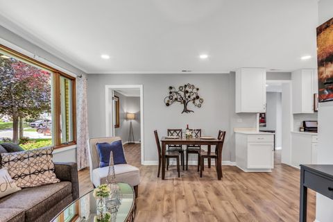 Tiny photo for 400 Wedgemere Place, Libertyville, IL 60048 (MLS # 12617116)