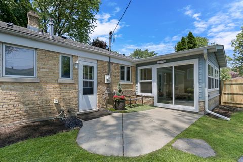 Tiny photo for 400 Wedgemere Place, Libertyville, IL 60048 (MLS # 12617116)