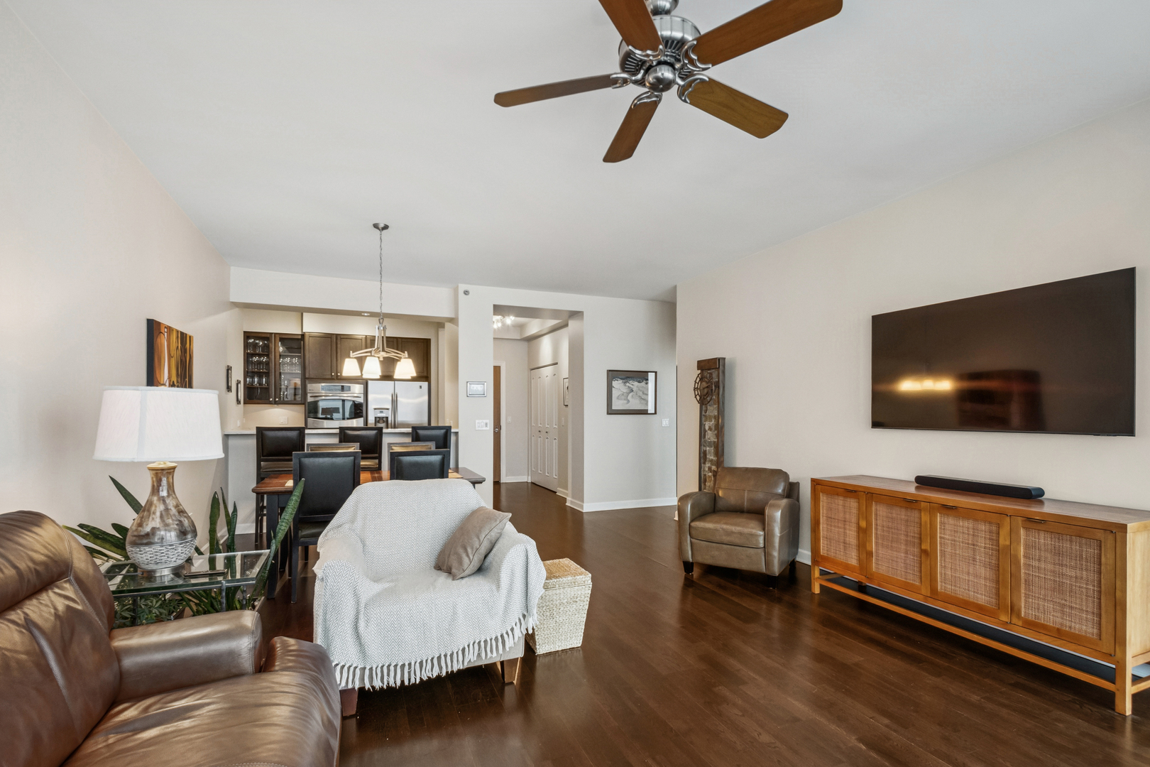 1211 S Prairie Avenue 3902