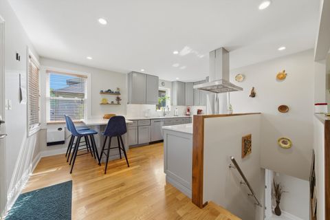 Tiny photo for 2456 W Farwell Avenue, Chicago, IL 60645 (MLS # 12630019)