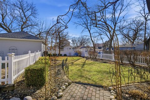 Tiny photo for 401 S Mclean Street, Bloomington, IL 61701 (MLS # 12567710)