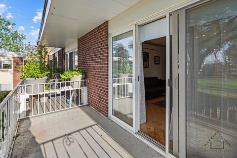 Tiny photo for 127 N Wolf Road #53B, Wheeling, IL 60090 (MLS # 12465636)