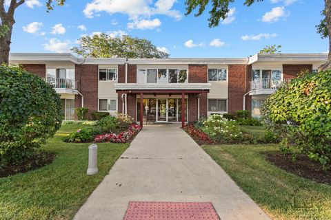 Photo of 127 N Wolf Road #53B, Wheeling, IL 60090 (MLS # 12465636)