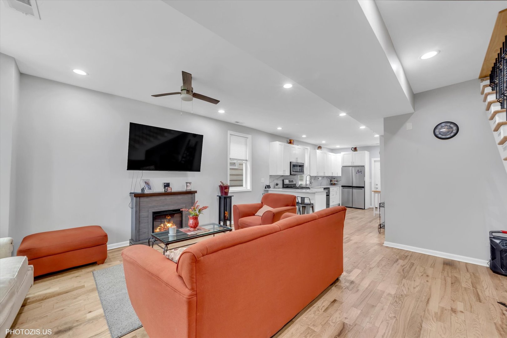 8404 S Exchange Avenue, Chicago, IL, 60617 4 8404 S Exchange Avenue