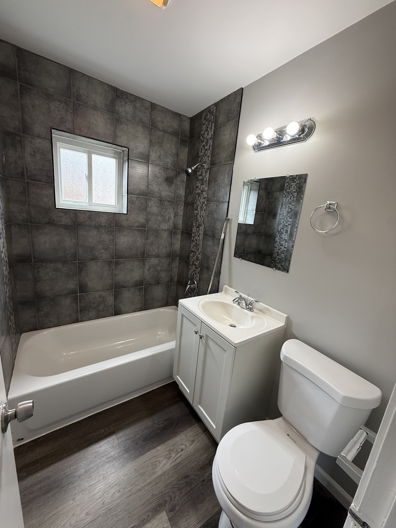 7952 S Trumbull Avenue