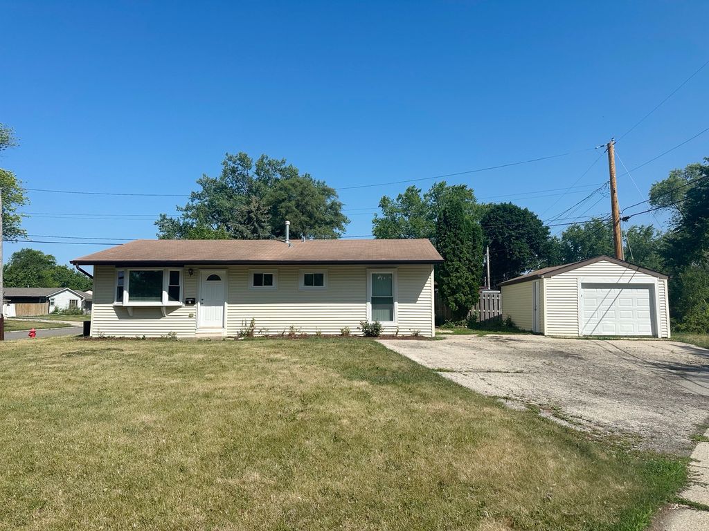 Photo for 7 Austin Avenue, Carpentersville, IL 60110 (MLS # 12316958)