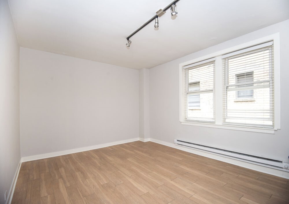 511 W Belmont Avenue 8