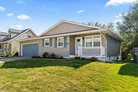 Photo of 6345 N Hazelwood Avenue, Davenport, IA 52806 (MLS # 12667902)
