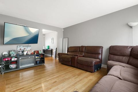 Tiny photo for 1028 BELLWOOD Avenue #E, Bellwood, IL 60104 (MLS # 12571598)
