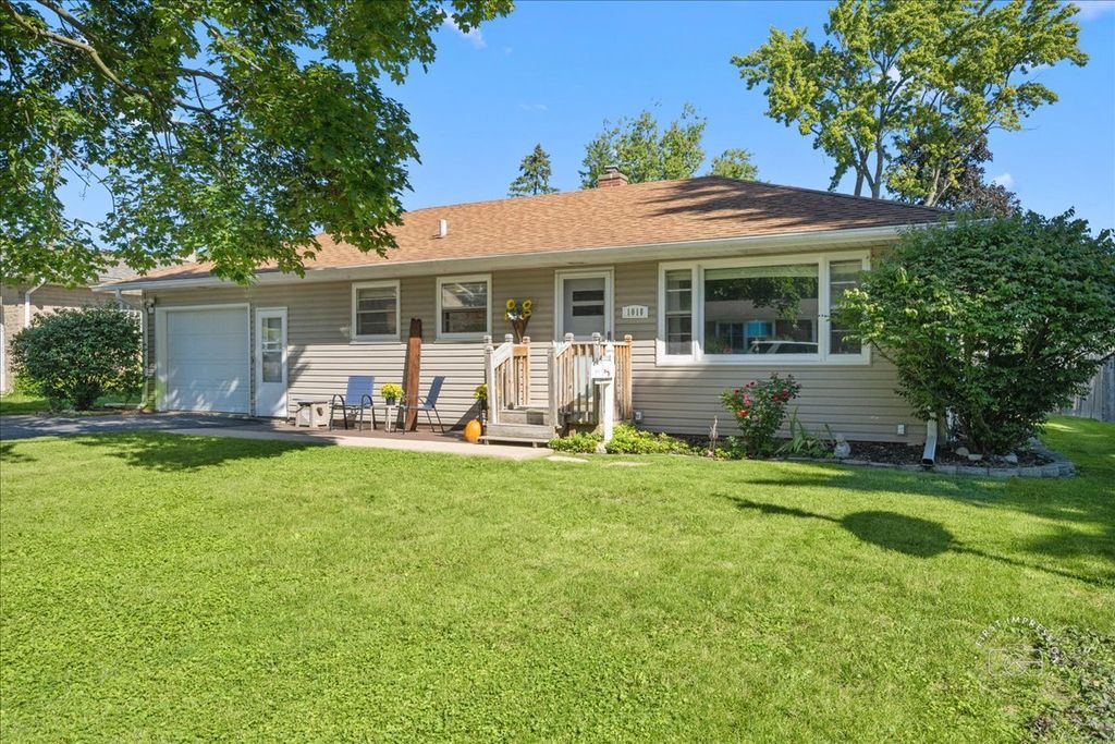 Photo for 1010 Walnut Street, St. Charles, IL 60174 (MLS # 12456768)