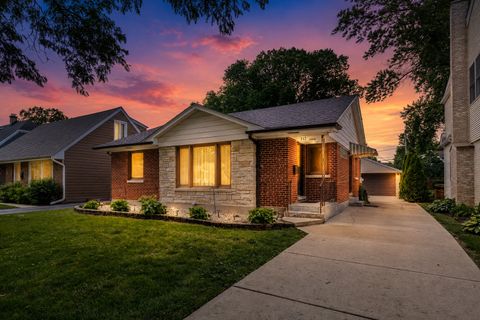 Photo of 212 S Hi Lusi Avenue, Mount Prospect, IL 60056 (MLS # 12689797)