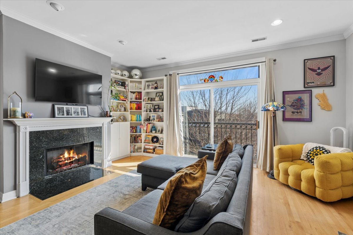 2816 N Rockwell Street 3N