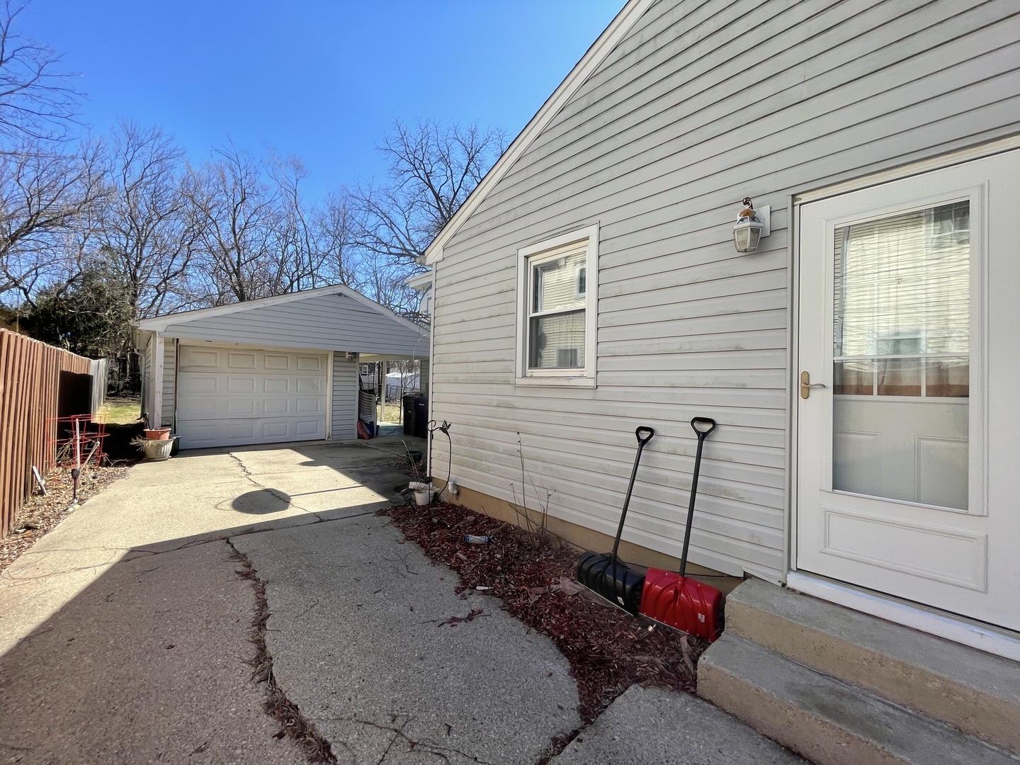 221 HEINE Avenue