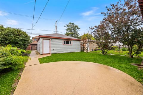 Tiny photo for 4914 W Warwick Avenue, Chicago, IL 60641 (MLS # 12686314)