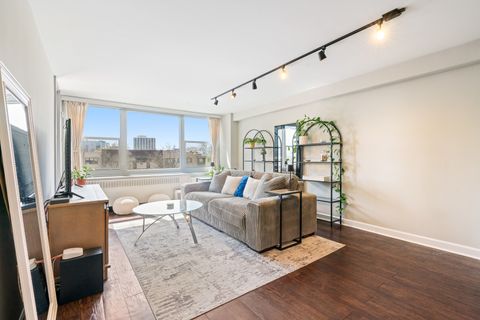 Tiny photo for 555 W Cornelia Avenue #512, Chicago, IL 60657 (MLS # 12620164)