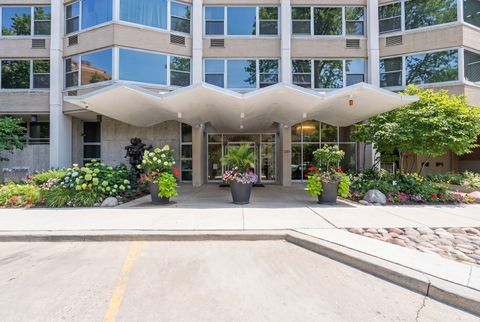 Tiny photo for 555 W Cornelia Avenue #512, Chicago, IL 60657 (MLS # 12620164)