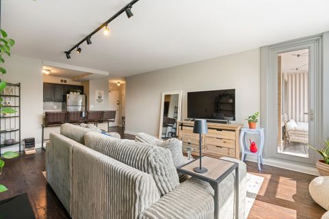 Tiny photo for 555 W Cornelia Avenue #512, Chicago, IL 60657 (MLS # 12620164)