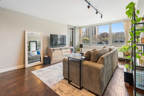 Tiny photo for 555 W Cornelia Avenue #512, Chicago, IL 60657 (MLS # 12620164)