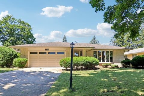 Photo of 1706 N Aspen Drive, Mount Prospect, IL 60056 (MLS # 12718722)