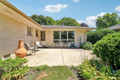 Tiny photo for 1706 N Aspen Drive, Mount Prospect, IL 60056 (MLS # 12718722)