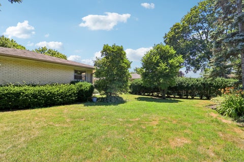 Tiny photo for 1706 N Aspen Drive, Mount Prospect, IL 60056 (MLS # 12718722)
