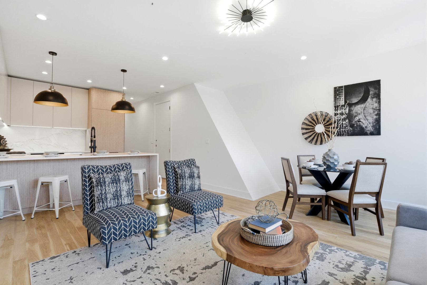 1325 N Artesian Avenue 2