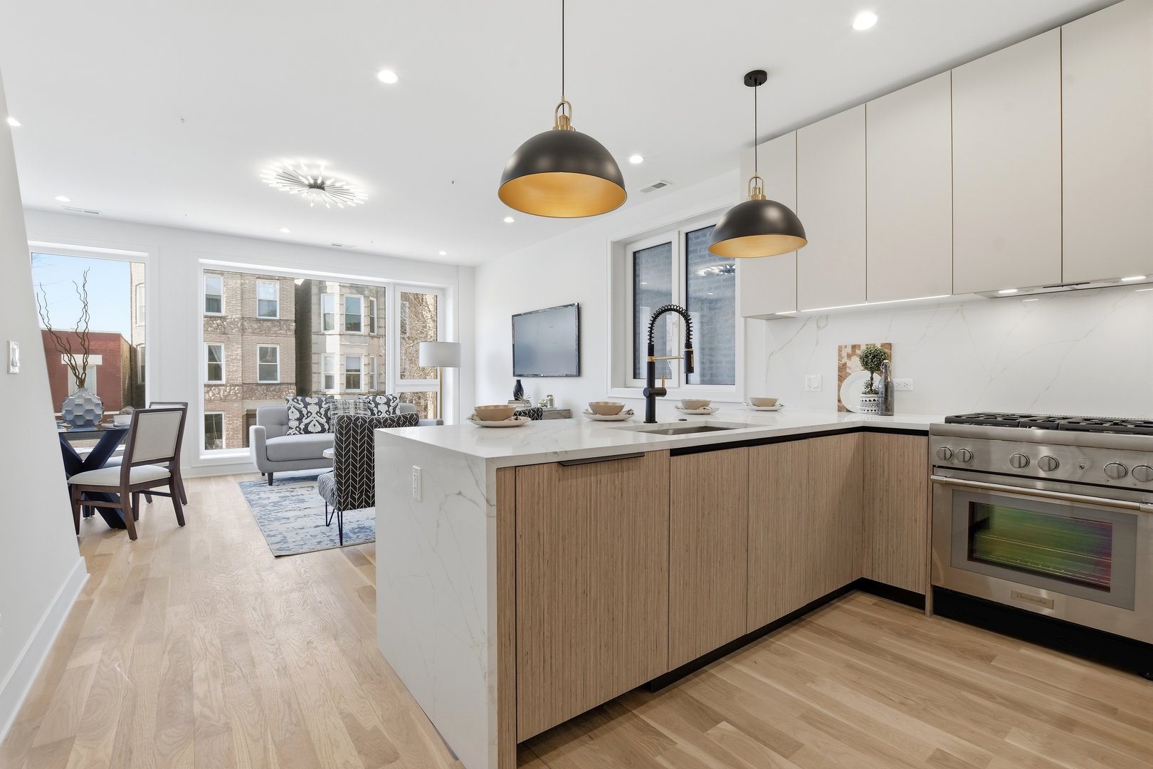 1325 N Artesian Avenue 2