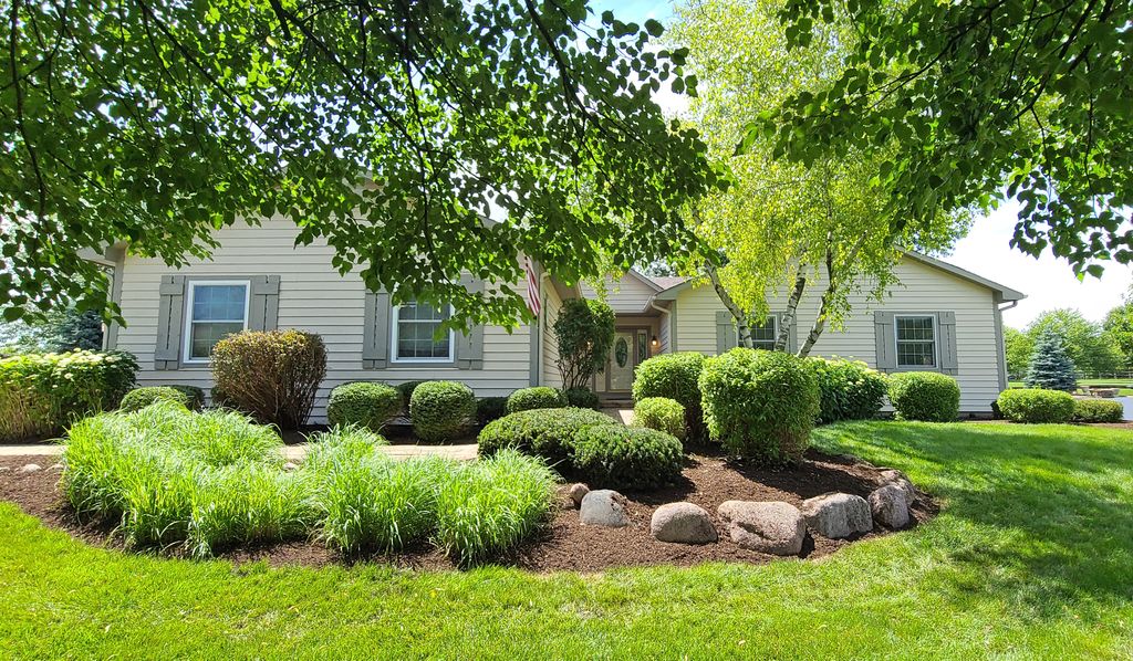 Photo for 20 Steeplechase Drive, Hawthorn Woods, IL 60047 (MLS # 12084125)