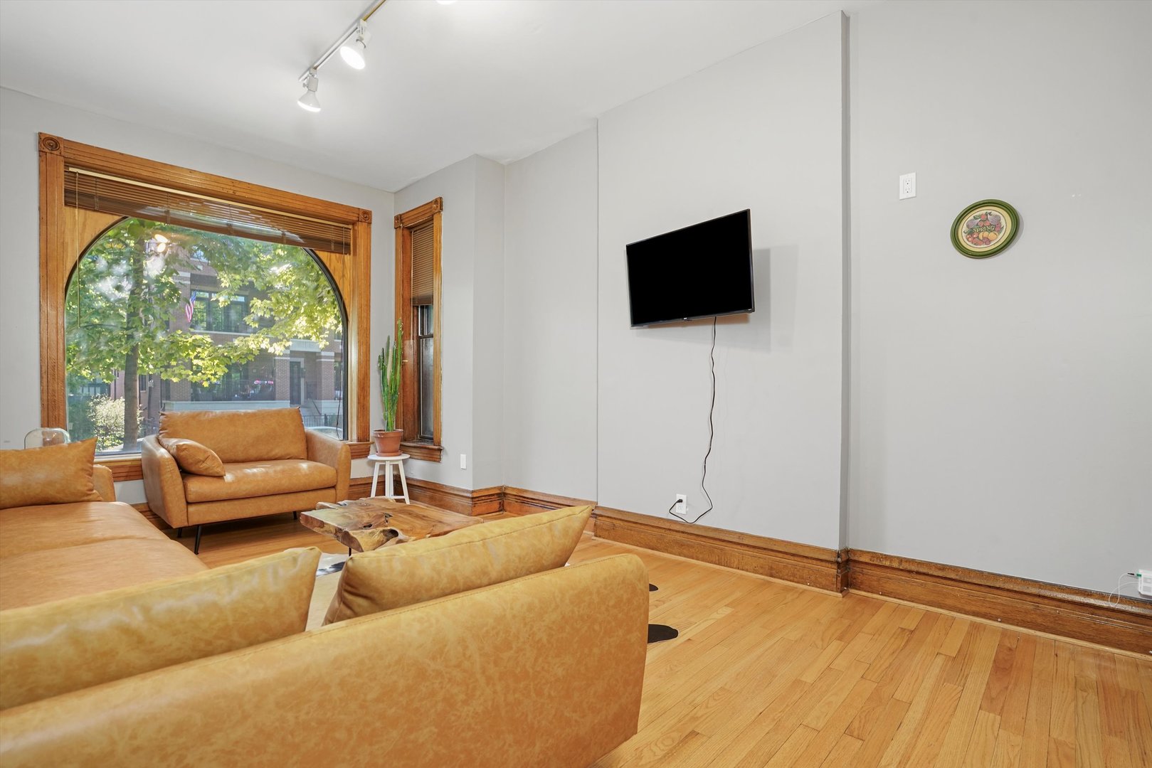 3816 N Kenmore Avenue