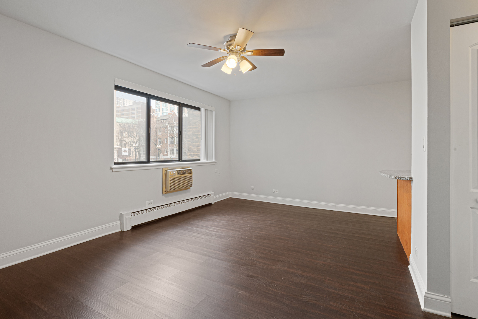 5534 N Kenmore Avenue 205