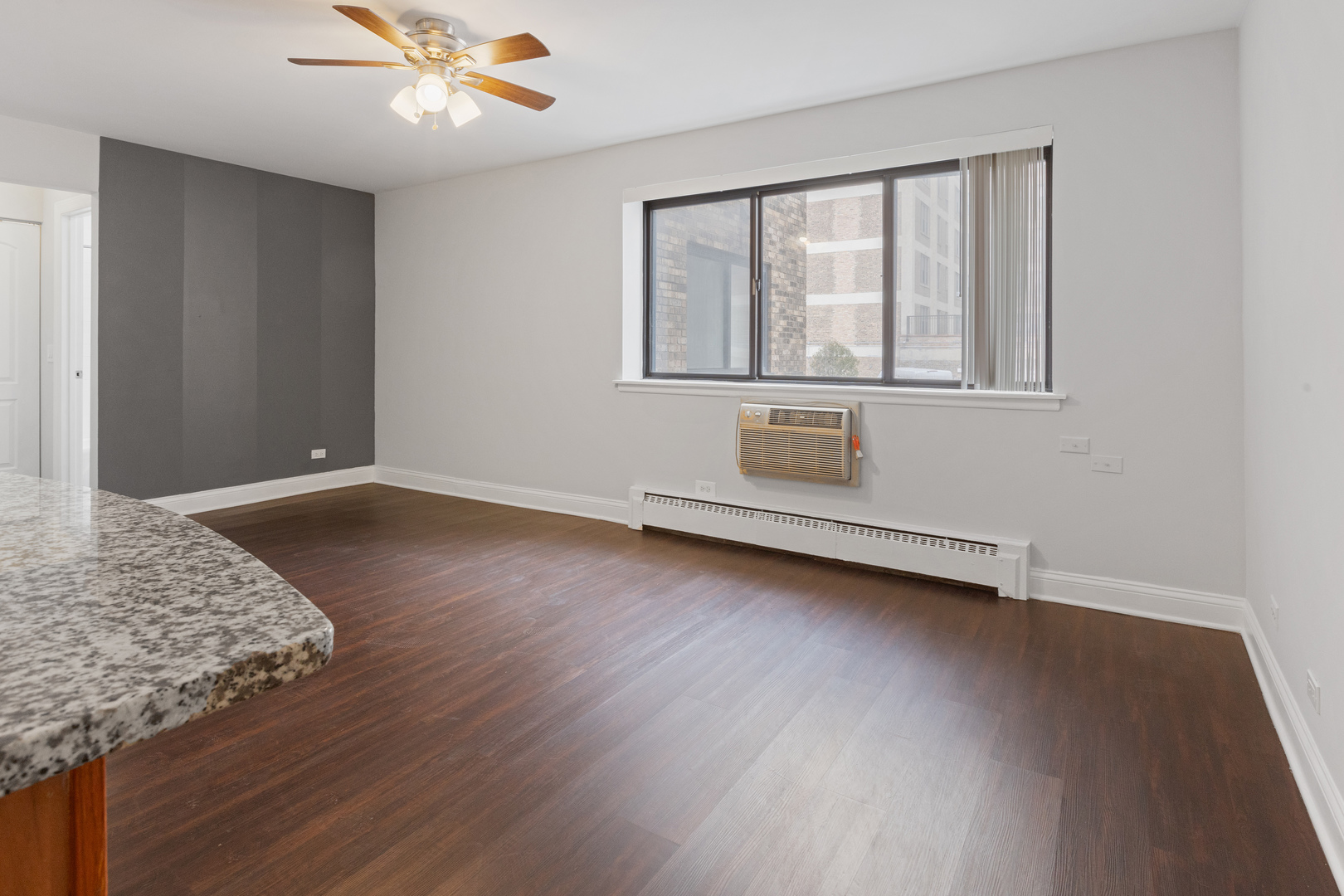 5534 N Kenmore Avenue 205