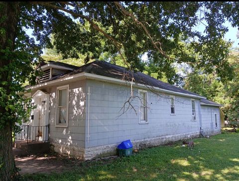 Photo of 408 S JAMES Street, Carbondale, IL 62901 (MLS # 12583925)