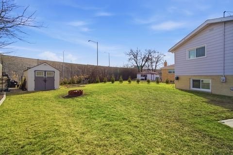 Tiny photo for 2469 Parkwood Lane, Des Plaines, IL 60018 (MLS # 12572768)