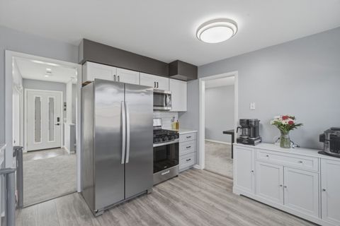 Tiny photo for 2469 Parkwood Lane, Des Plaines, IL 60018 (MLS # 12572768)