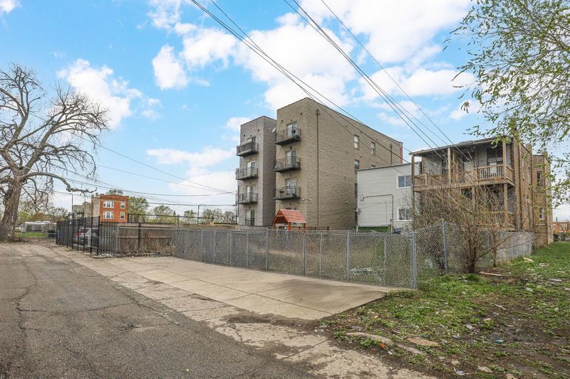 2737 W Congress Parkway