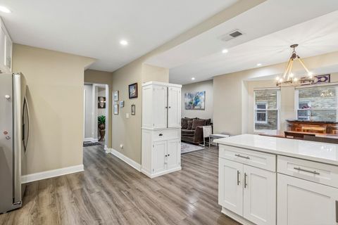 Tiny photo for 743 S Lombard Avenue, Oak Park, IL 60304 (MLS # 12706423)