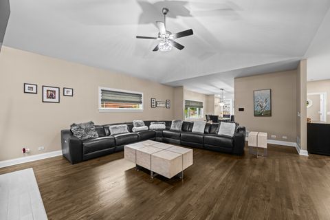 Tiny photo for 421 W Hawthorne Street, Arlington Heights, IL 60004 (MLS # 12556258)