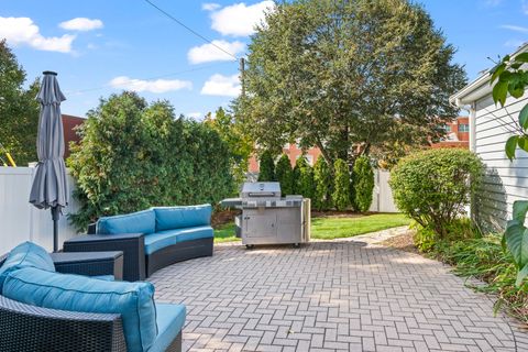 Tiny photo for 421 W Hawthorne Street, Arlington Heights, IL 60004 (MLS # 12556258)