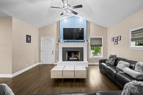 Tiny photo for 421 W Hawthorne Street, Arlington Heights, IL 60004 (MLS # 12556258)