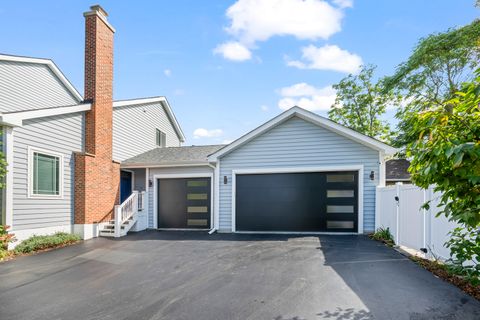 Tiny photo for 421 W Hawthorne Street, Arlington Heights, IL 60004 (MLS # 12556258)
