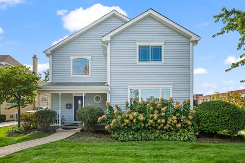 Tiny photo for 421 W Hawthorne Street, Arlington Heights, IL 60004 (MLS # 12556258)