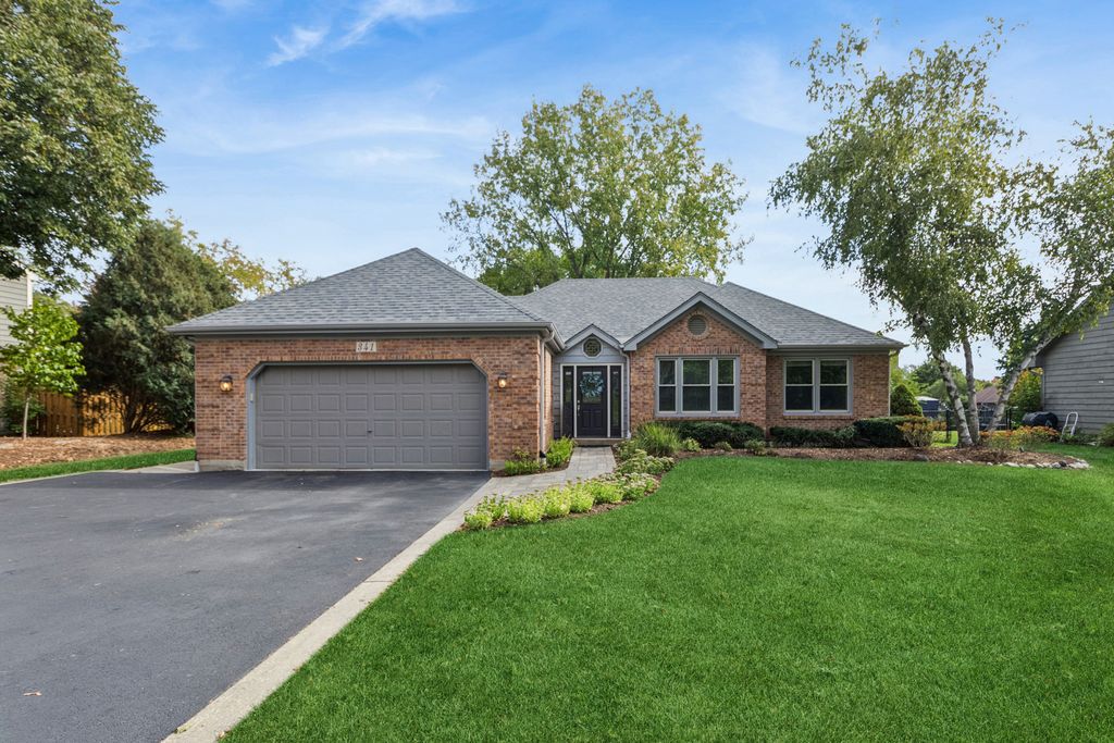 Photo for 341 Fairway View Drive, Algonquin, IL 60102 (MLS # 12488141)