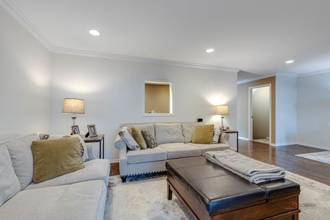 Tiny photo for 837 Suffield Square, Lincolnshire, IL 60069 (MLS # 12475062)