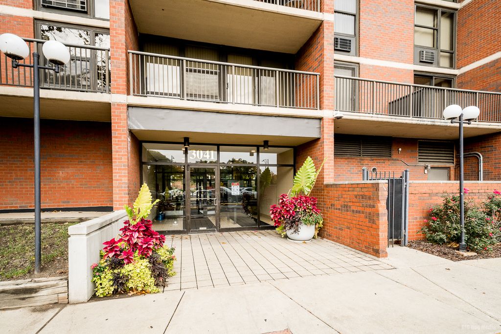 Photo for 3041 S Michigan Avenue #509, Chicago, IL 60616 (MLS # 12481026)