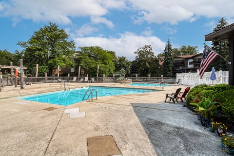 Tiny photo for 13913 James Drive #1015, Crestwood, IL 60418 (MLS # 12717750)