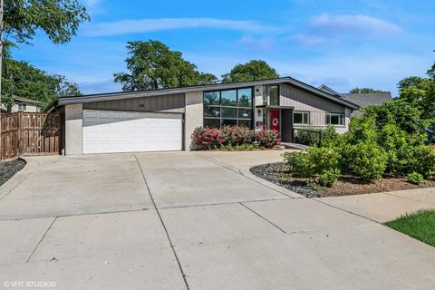 Tiny photo for 319 E Huntington Lane, Elmhurst, IL 60126 (MLS # 12423828)