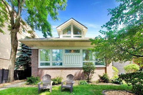 Photo of 2012 W Estes Avenue, Chicago, IL 60645 (MLS # 12695341)