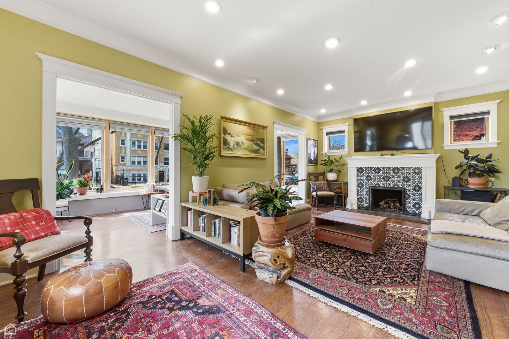 1516 W Sherwin Avenue