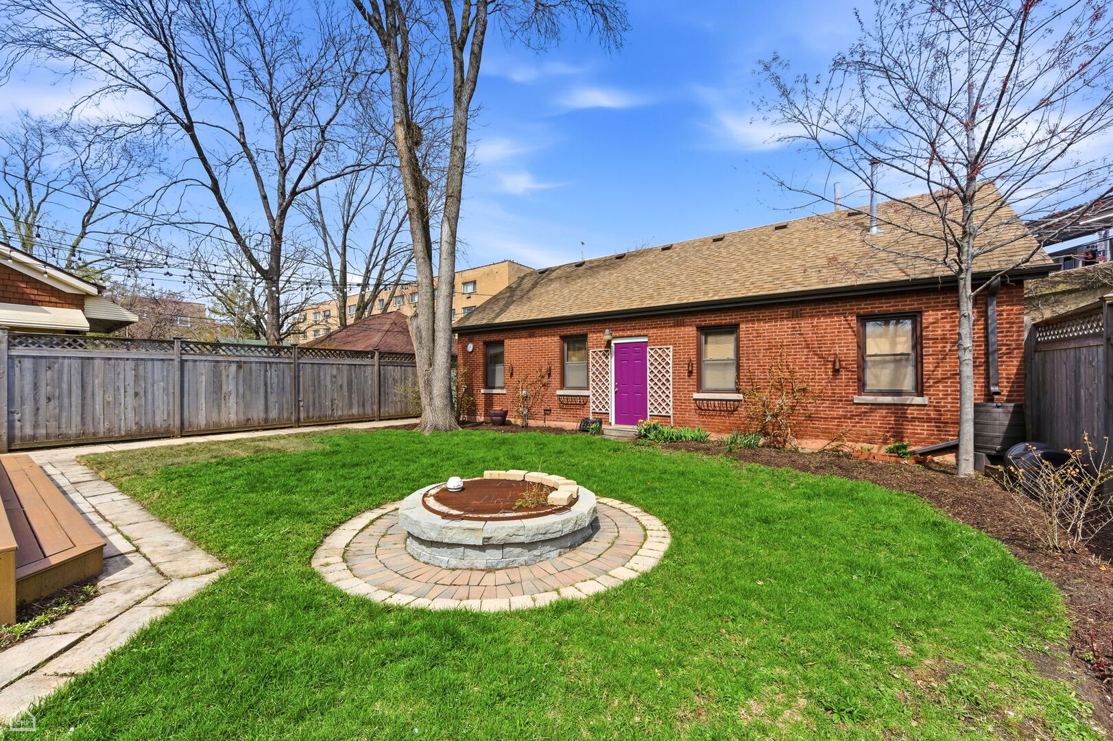 1516 W Sherwin Avenue