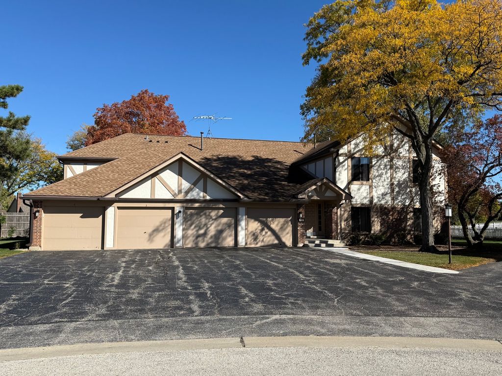 Photo for 924 Surrey Drive #1A, Schaumburg, IL 60193 (MLS # 12504095)
